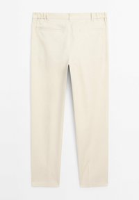 Pantalon beige à coupe ajustée, présentant une texture lisse, une taille plate et deux poches arrière. Conçu sans ornements visibles.