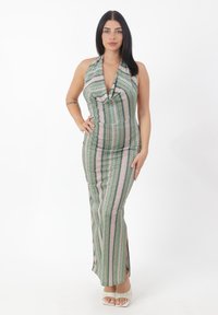 Sukienka maxi z halsowym dekoltem, dopasowana, w zielonym kolorze z różowymi i białymi paskami. Materiał ma gładką fakturę, z bocznymi rozcięciami i drapowanym dekoltem.