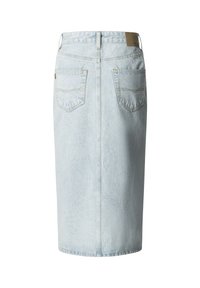 Gonna midi in denim azzurro chiaro con tasche posteriori, passanti per cintura e una piccola toppa in pelle in vita, vista da dietro.