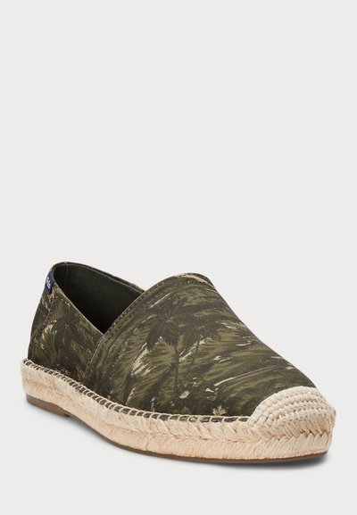 Espadrille-sko med grønt palmebladmønster, overdel i lerret, såle av jute-rep, rund tå og slip-on-design.