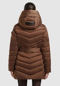 Chaqueta de plumas marrón con acolchado en forma de chevrón, capucha y cinturón a juego. Presenta un parche de marca en la parte posterior y bolsillos laterales con cremallera.