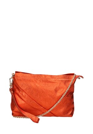 Metallisch orangefarbene Clutch-Tasche mit strukturiertem Finish, mit einer Kettenriemen und einem schrägen Klappen-Design.