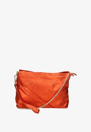 Pochettes métalliques orange avec une finition texturée, dotées d'une bandoulière en chaîne et d'un design de rabat angulaire.