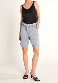 comma Shorts vaqueros - blue