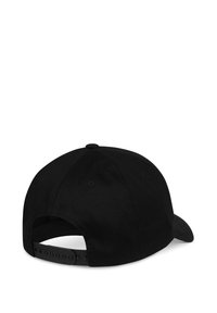 Căciulă de baseball neagră cu un coronament structurat și margine curbată. Dispune de o închidere ajustabilă tip snapback și detalii cu logo brodat pe spate.