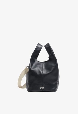 Borsa a tracolla in morbida pelle nera con tracolla beige regolabile e logo "BIMBA Y LOLA" sul davanti.