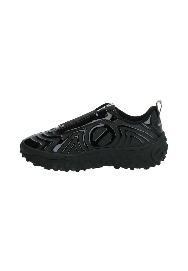 Sneaker nera slip-on con superficie lucida, modelli a onda testurizzati e suola in gomma spessa con impugnature circolari. Design minimalista.