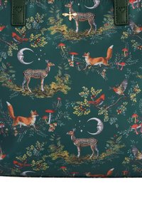 Raštuotas audinio maišelis su žaliu fonu, ant kurio pavaizduoti elniai, lapės, paukščiai, grybai ir dangaus detalės auksinės ir ryškios spalvos.