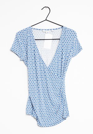 Body blu con motivo a disegni, scollo a V, maniche corte e disegni circolari in diverse tonalità di blu e bianco. Etichetta attaccata.