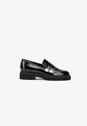 Zwarte gepatineerde leren loafers met een ronde neus, een gouden hardwareaccent en een chunky zwarte zool. Zachte textuur en glanzende afwerking.