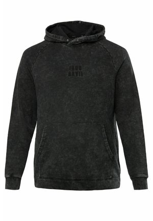 Czarna bluza z kapturem, wykonana z miękkiej, teksturowanej tkaniny, z przednią kieszenią i regulowanym kapturem na sznurki. Posiada subtelne wytłoczone logo na klatce piersiowej.