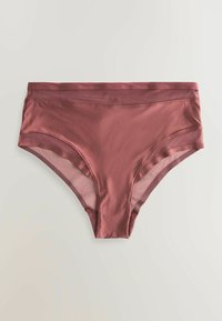 Slip hipster rose pour femme avec des panneaux en maille semi-transparente le long de la taille et des ouvertures des jambes, posé à plat sur une surface claire.