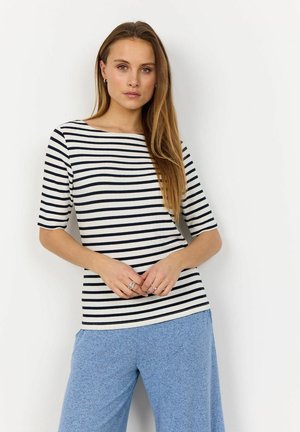 Gestreiftes, geripptes Oberteil in Weiß und Marineblau, mit weitem Ausschnitt und kurzen Ärmeln. Kombiniert mit hellblauen, strukturierten, weit geschnittenen Hosen.