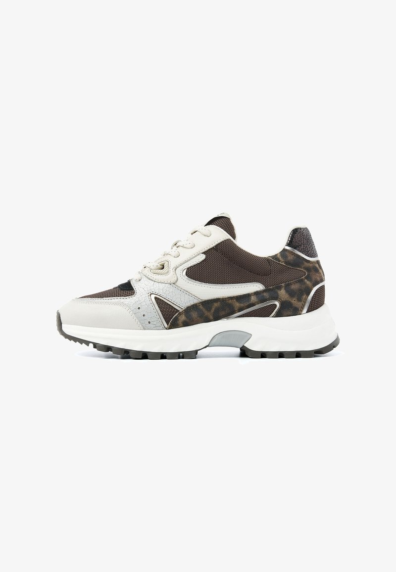 Sneakers met een mix van beige leer, bruin gaas en accenten van luipaardprint. Heeft een textuurontwerp en een dikke rubberen zool.