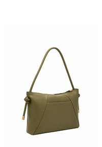 Borsa a tracolla in pelle verde oliva con texture liscia, chiusura con zip e una sola tracolla. Presenta una tasca laterale con un design geometrico.