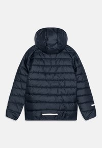 Giacca a vento navy con pattern a righe orizzontali, cappuccio attaccato, dettagli riflettenti sulle maniche e una texture del tessuto liscia e lucida.