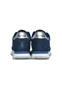 Sneakers blu navy con tomaia in suede e mesh, dettagli argentati sul tallone e suola in gomma bianca. Logo "SUN68" stampato sul retro.