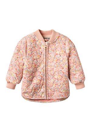Gesteppte, rosa, florale Kleinkinderjacke mit gerippten Bündchen, Kragen und Reißverschluss vorne auf weißem Hintergrund.