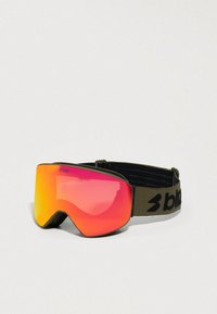 Lunettes de ski avec une large lentille miroir rose, cadre vert foncé et sangle noire réglable portant le nom de la marque "bliz".