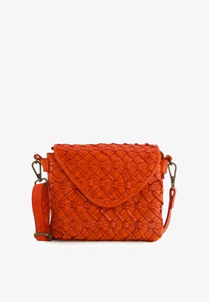 Gewebte orangefarbene Leder-Crossbody-Tasche mit Klappenverschluss, verstellbarem Riemen und strukturiertem Oberflächenmaterial, das ein kunstvolles Muster aufweist.