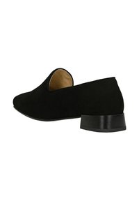 Scarpa slip-on in suede nera con tacco basso e spesso e punta rotonda. Presenta un interno liscio senza hardware o dettagli visibili.