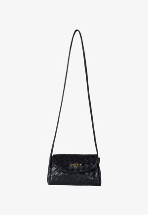 Borsa a tracolla nera intrecciata con una texture liscia. Presenta una patta a ribalta e una tracolla lunga e sottile. Dettaglio logo dorato sul davanti.