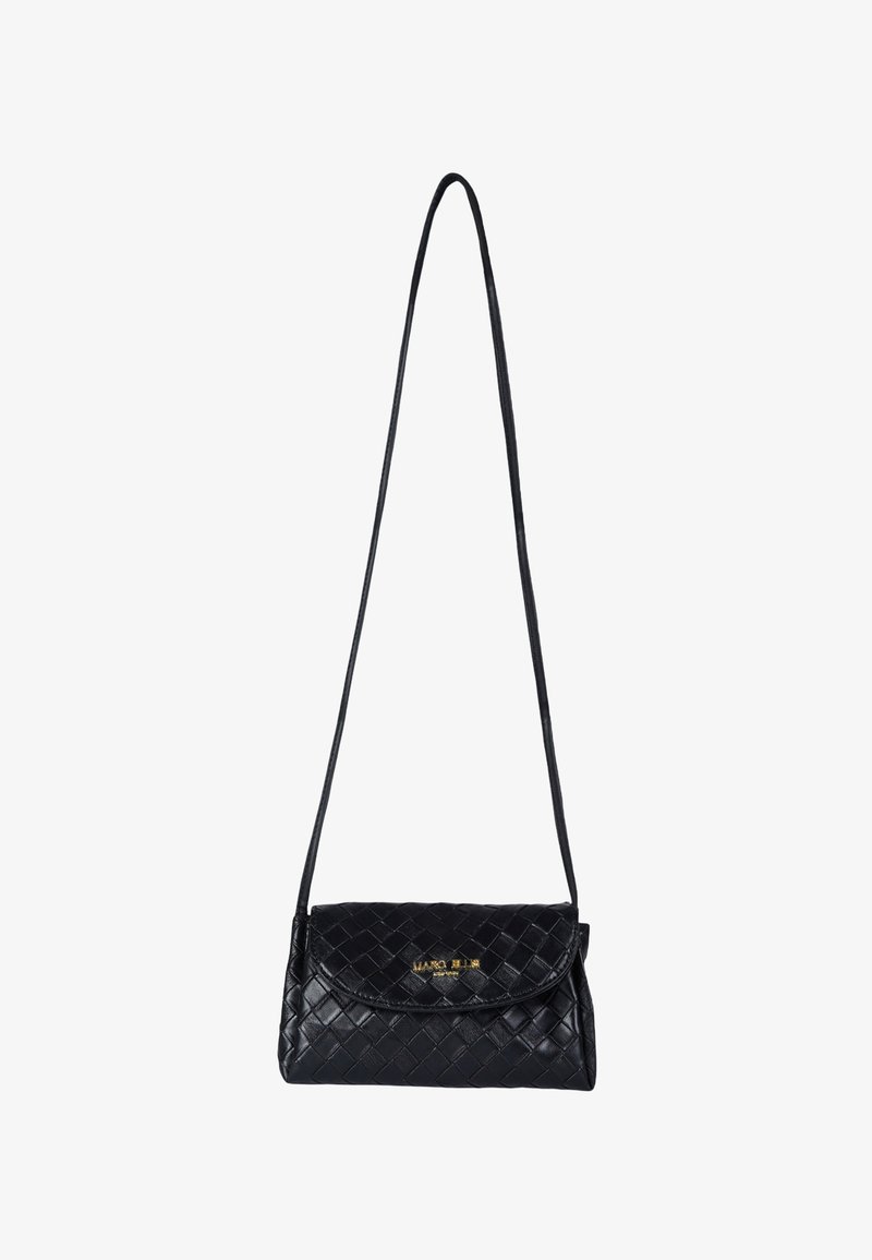 Borsa a tracolla nera intrecciata con una texture liscia. Presenta una patta a ribalta e una tracolla lunga e sottile. Dettaglio logo dorato sul davanti.