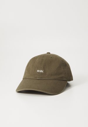 Casquette de baseball en coton vert olive avec une visière incurvée et un logo brodé "W.W." à l'avant. Comprend des trous de ventilation et une sangle ajustable.