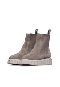 Botas de tobillo de ante gris con paneles laterales elásticos, suela gruesa de un gris claro y una lengüeta de contraste. Parte superior texturizada con acentos lisos.