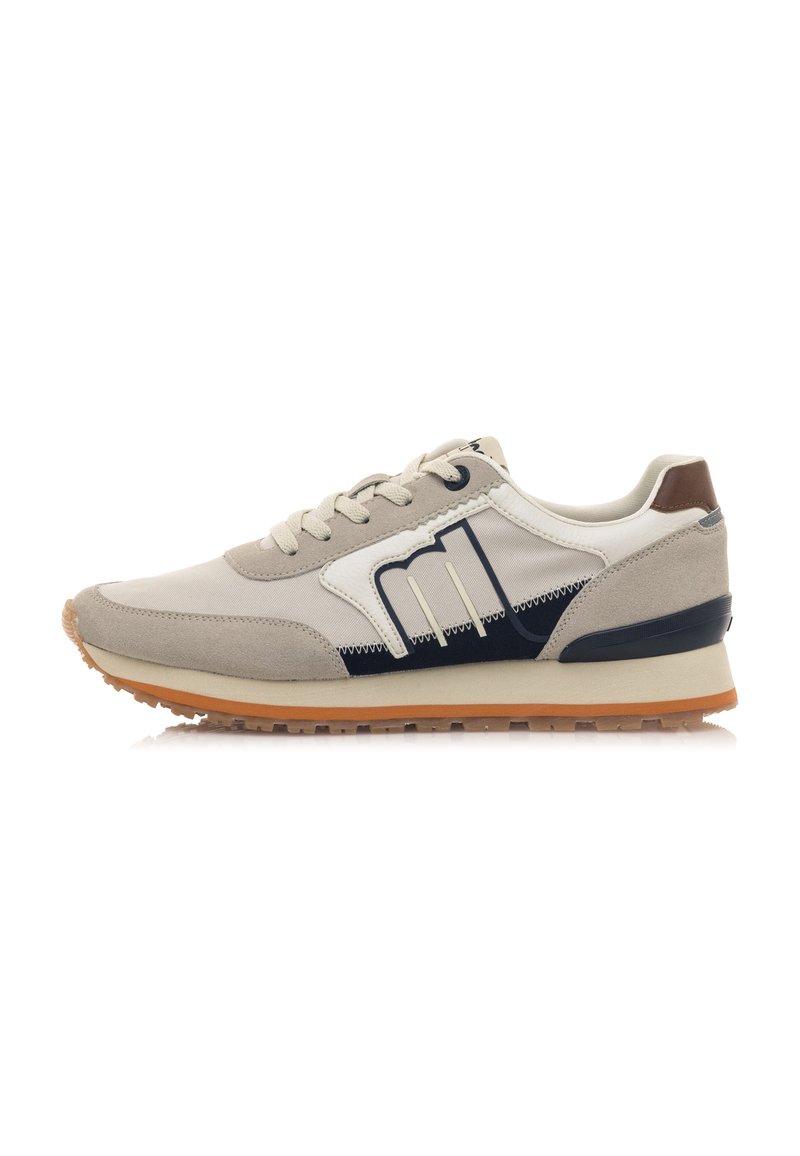 Zapatillas beige y azul marino con un upper de ante y tejido, suela de goma, cierre de cordones y detalle de diseño heráldico en el costado.