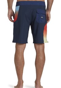 Bañador navy con un patrón en degradado rojo y amarillo en el lateral, cinturilla elástica y un bolsillo trasero con cierre de botón.