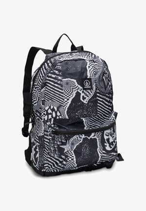 Mochila estampada en blanco y negro con un bolsillo frontal con cremallera, correas ajustables y un asa superior; el material parece duradero.