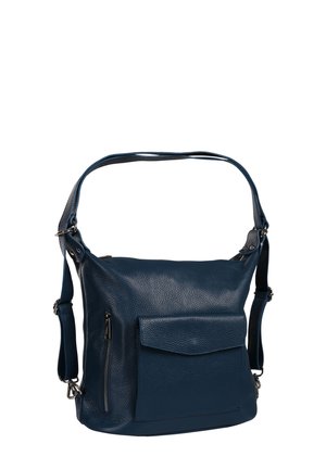 Donkerblauwe leren schoudertas met voorvak met klep, zijvak met ritssluiting en verstelbare band tegen een witte achtergrond.