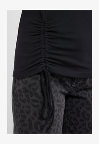 Nepasirinkta, schwarz