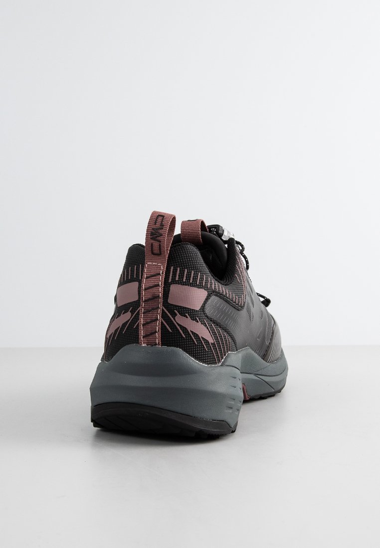 Baskets de sport noires et roses vues de l'arrière, montrant une semelle épaisse, une languette en tissu et un design de talon texturé.