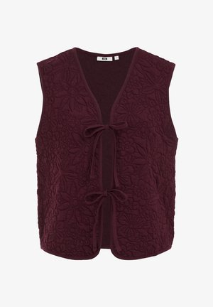 Gilet senza maniche bordeaux con motivo a fiori trapuntato, scollatura a V e chiusura con laccio frontale. Tessuto morbido e testurizzato con orlo arrotondato.