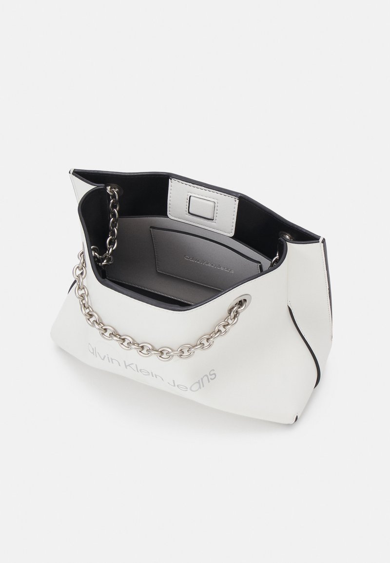 Calvin Klein Jeans SCULPTED SHOULDER BAG MONO - Handtasche - white 