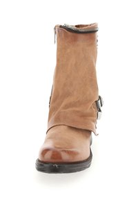 Bottine marron en cuir avec un design froncé, fermeture à glissière et accents métalliques. Fini mat avec un bout rond et une surface texturée.