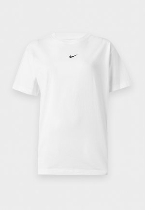 Λευκό T-shirt με κοντά μανίκια και στρογγυλή λαιμόκοψη, με μικρό μαύρο λογότυπο Nike Swoosh τοποθετημένο στο κέντρο κοντά στο γιακά.