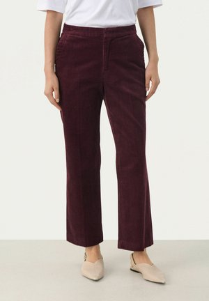 Bordeaux corduroy broek met rechte pijpen, voorzakken en een gladde textuur, gecombineerd met beige puntige ballerina's.