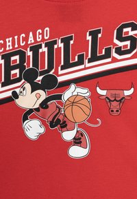 Outerstuff NBA TEAMS DISNEY GRAPHIC TEE UNISEX - Sporto klubų atributika - university red