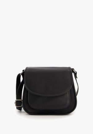 Czarna skórzana torba crossbody z klapką, gładką teksturą, regulowanym paskiem i subtelnymi detalami przeszycia wzdłuż krawędzi.