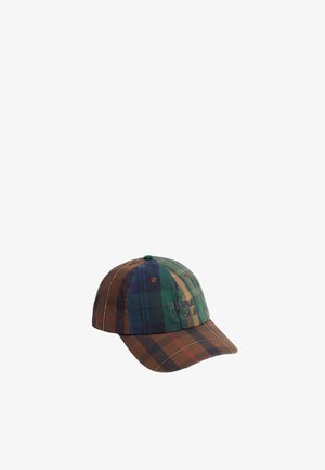 Cappello da baseball realizzato con vari pezzi di tessuto a scacchi in verde, marrone e blu. Presenta testo ricamato e un bottone verde sulla sommità.