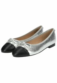 Ballerines métalliques argentées avec un bout en cuir noir, présentant un petit nœud sur le dessus et une semelle plate.
