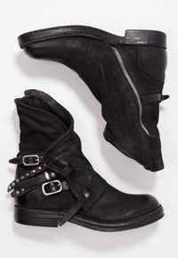 Svarta läderankelboots med en sladdrig design, silverfärgad dragkedja, dekorativa nitar och flera spännband med en strukturerad yta.