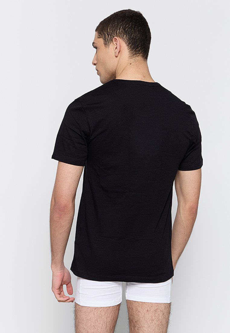Zwarte katoenen t-shirt met korte mouwen en een ronde hals, met een eenvoudige ontwerp en een regular fit, gezien vanaf de achterkant.
