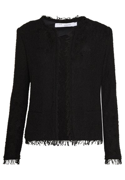 Veste noire texturée avec des bords effilochés, design ouvert et manches longues. Fabriquée en tissu tissé, elle présente un motif subtil sur l'ensemble.