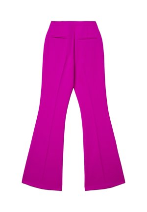 Pantaloni a zampa color fucsia con una texture liscia, dotati di una vita alta e due tasche posteriori, evidenziati da pieghe frontali.