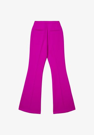Pantaloni a zampa color fucsia con una texture liscia, dotati di una vita alta e due tasche posteriori, evidenziati da pieghe frontali.