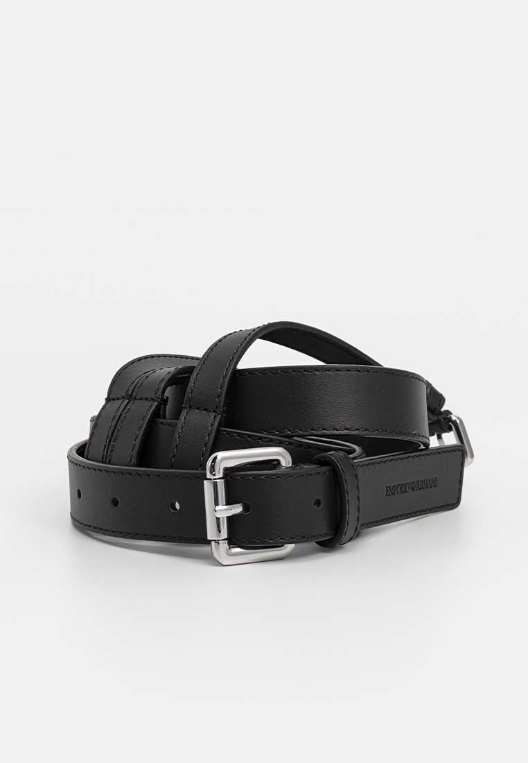 Cintura in pelle nera con fibbia in metallo argentato, texture liscia e diverse regolazioni per la misura. Design semplice con dettagli minimi.